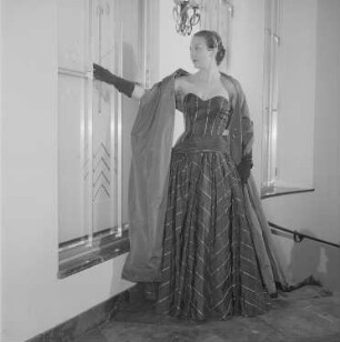 Messemodenschau, Frau im eleganten Abendkleid und Stola