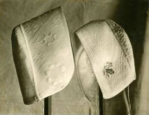 zwei handgestrickte Hauben Frankenthal
