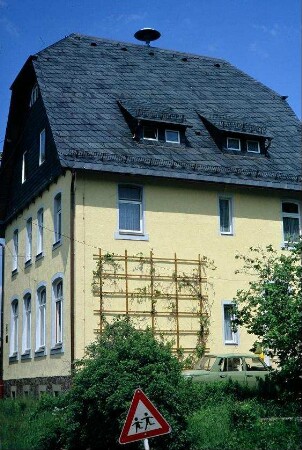 saniertes ehemaliges Schulgebäude mit Schieferdach