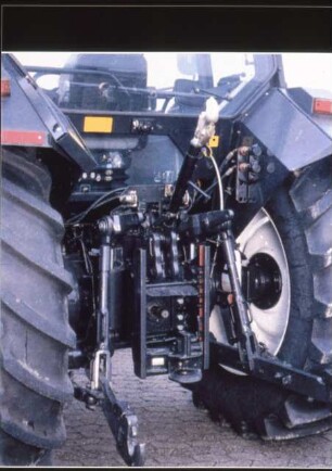 Fotografie: Allradtraktor, Antriebs- und Anbausystem, Dreipunktaufhängung
