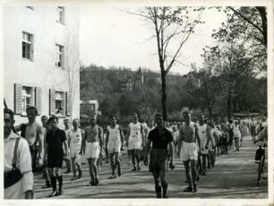 Mitglieder eines Arbeitersportvereins (Freie Turner Dohna ?) während der Demonstration
