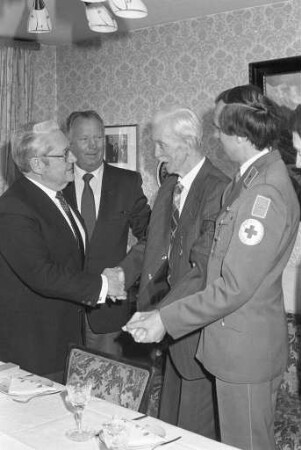 Verleihung der Bundesverdienstmedaille an den Kreisbereitschaftsführer beim Deutschen Roten Kreuz Ernst Spathelf
