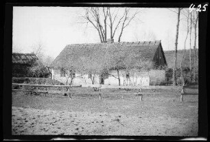 Rossienie (=Raseiniai, Litauen): reetgedecktes Gebäude ("Einfall in Kurland: russisches Dorf. 27.4.1915")
