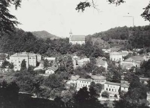 Tharandt. Stadtzentrum mit Forstakademie, Pienner Straße 8. Blick nach Nordwest zur Pfarrkirche (Bergkirche Zum Heiligen Kreuz)
