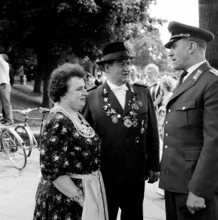 Ahrensburger Schützengilde: Schützenfest und Kreisverbandsfest: Stormarnplatz: Schützengilde-Kommandeur Walter Hauschildt und Ehefrau Elfriede Hauschildt im Gespräch mit Polizeiobermeister Themar