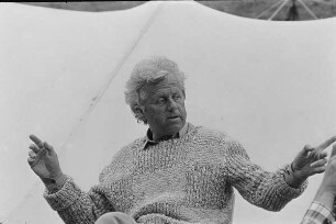 Čičmany. Akt-Pleinair 1980. Der Fotograf Günter Rössler während einer Besprechung