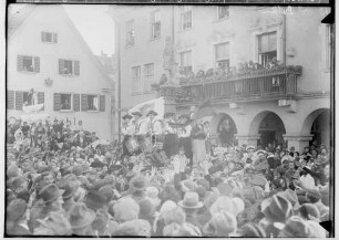 Fasnacht Sigmaringen 1936;, Bräuteln vor dem Rathaus