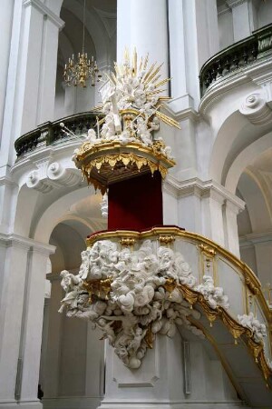Kanzel : Kanzel. Holz, geschnitzt, gefaßt, vergoldet (1712; B. Permoser, um 1755; J. Hackl). Dresden-Altstadt, Kathedrale