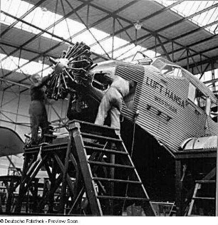 Ehemalige Zeppelinwerft bei Staaken. Ein Junkers G 31, Baujahr 1930 wird gewartet