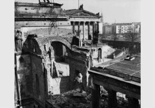 Blick auf den zerstörten Übergang vom Neuen Museum zum Alten Museum vor dem Hintergrund der Nationalgalerie