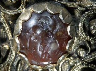 Gemme: eingießender Satyr mit Inschrift