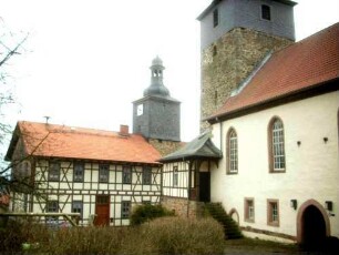 Kirchhof im Norden nach Osten mit Langhaus über Traufseite sowie Torturm und (ehemaligem) Gaden