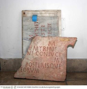 Antike Inschriften, Fragmente und Artefakte, Teil einer Inschrift (N. 72 Kg 12), rötlicher Stein: "... M ... MYRINE ..."