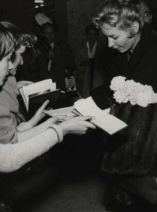 Odile Versois [Autogramme gebend]