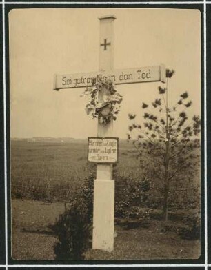 Erster Weltkrieg - "Aus den Stellungskriegen in den Vogesen". Schlachtfeld Saarburg (heute französisch: Sarrebourg), Département Moselle; Massengrab von 700 Kriegern