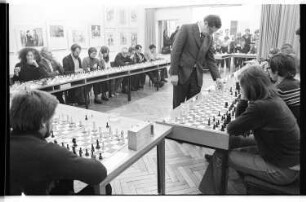 Kleinbildnegativ: Juri Awerbach, Simultanschach, Club DSF, 1977