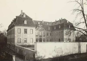 Dahlen, Schloss, Ansicht von Nordwesten mit neuer Mauer