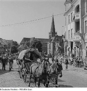 Bergen. 300-Jahrfeier mit historischen Planwagen