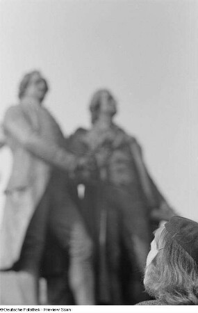 Renate Rössing vor dem Goethe- und Schiller-Denkmal vor dem Deutschen Nationaltheater Weimar, Großes Haus