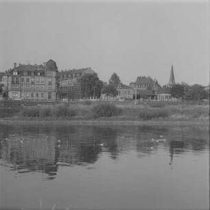 Dresden-Pieschen. Blick von Südwesten über Elbe und Pieschener Elbhafen gegen Pieschener Rathaus und Turm der Markuskirche