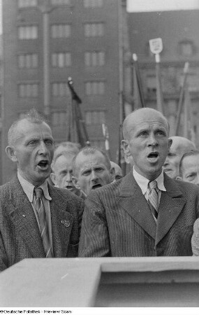 Singende Teilnehmer auf der "Opfer des Faschismus - Friedenskundgebung"
