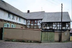 kleines Eckgehöft mit Hofmauer; Wirtschaftsgebäude mit Schiebeläden