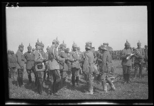 Bei Focșani (Rumänien): Offiziere mit Pickelhaube beim Aushändigen von Ehrenzeichen an Soldaten mit Stahlhelm (Seitansicht) ("Kaiserparade")