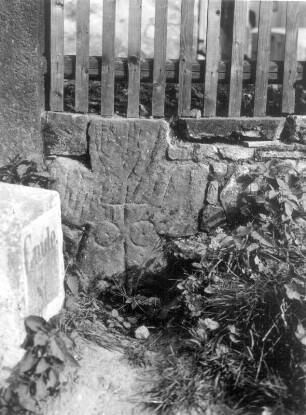 Tatzenkreuz (D 245) mit eingeritztem Kreuz und Kreisen an der Stützmauer Bischofswerdaer Straße 20