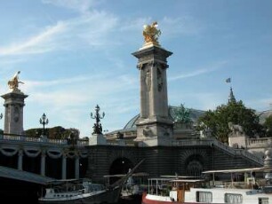 Alexanderbrücke, Grand Palais rechts und Wohnboote auf der Seine