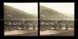 Kutschen und Passanten am Bahnhof warten auf die Ankunft des Königs Haakon VII., Bergen