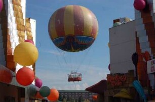 Paris - Disneyland : Fesselballon über dem Vergnügungspark Disney-Village. Paris 2006
