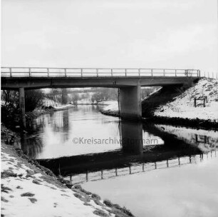 Trave: vorn links Böschung: hinten Brücke: dahinter Knicklandschaft: Winter
