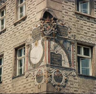 Otmuchów, Polen. (ehemals Ottmachau). Rathaus. 16./17. Jahrhundert. Wappenverzierte doppelte Sonnenuhr, 1575