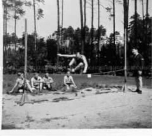 Verwundete im Lazarett bei Sportübungen
