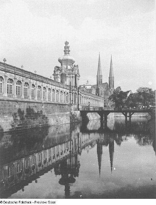 Dresden-Altstadt. Zwinger (1709-1728, M. D. Pöppelmann, B. Permoser). Langgalerie mit Kronentor. Ansicht über den Zwingergraben zur Sophienkirche