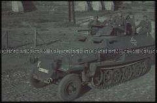 Soldaten auf einem Panzerauto