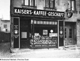 Wohnhaus mit Kaiser's Kaffee-Geschäft