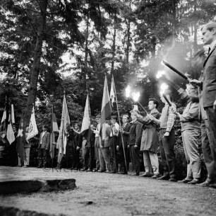 Tag der Deutschen Einheit: Feierstunde: Naturbühne: Bürgerpark: Jugend der Landsmannschaften mit Fahnen und Fackeln, im Halbrund, 17. Juni 1962