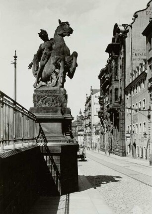 Allegorie der befruchtenden Kraft des Wassers : Dresden-Altstadt. Carolabrücke (1892-1895, H. Klette, C. Manck). Brückenkopf mit Gruppe Allegorie der befruchtenden Kraft des Wassers (1895, F. Offermann) und Elbberg mit Güntzbad (1903-1905, E. Bräter)