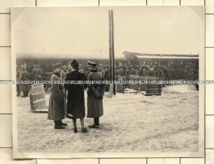 Angehörige der Ordnungspolizei und eine Frau auf einem Bahnsteig