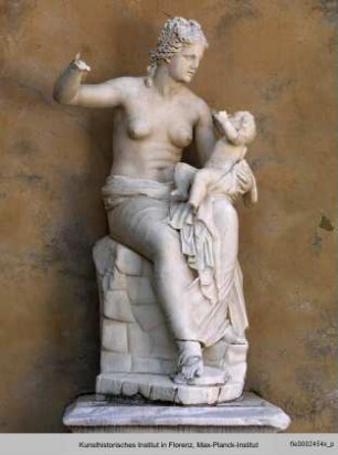 Nymphe mit Dionysos (nach griechischem Original des 2. Jh. vor Chr., Sockel nicht zugehörig) - Sitzende Venus mit Amor