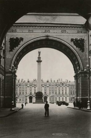 Leningrad (seit 1991 Sankt Petersburg). Winterpalais. Blick durch die Torbögen des Generalstabsgebäudes zur Alexandersäule
