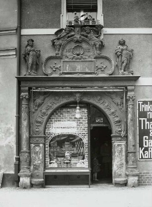 Sagan, Alter Ring : Sagan (Zagan/Polen). Wohnhaus mit Laden, Markt (Alter Ring). Sitznischenportal