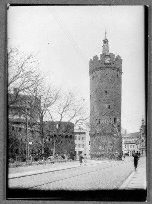 An der alten Stadtmauer und dem Roten Turm in Guben an der Neiße : Guben (Gubin/Polen). Reste der Stadtmauer mit Rundwall und Roter Turm. Feldseite