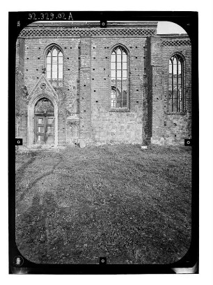 Müncheberg. Ruine der Stadtpfarrkirche St. Marien. Teilansicht von Süden