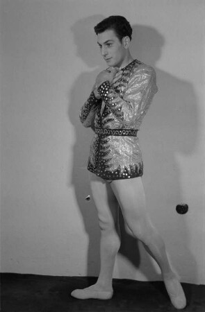 Gastspiel eines russischen Ballett- und Künstlerensembles in der Deutschen Staatsoper Berlin : Boris Bregwadse in "Schwanensee", Teil des Ballettprogramms
