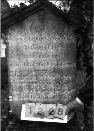 Grabstein 122 (Index: 100100315) Maße HxBxT: 144x61x36 cm Symbolik: (Leviten)Kanne: Grabstein 122B