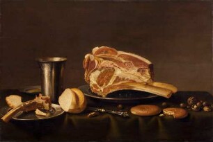 Bankett mit Kotelett, Brötchen und Zinnbecher