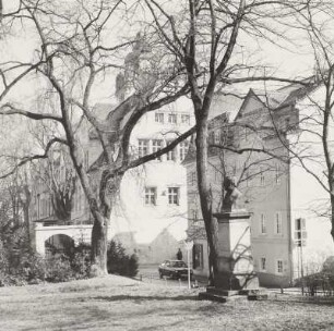 Allee im ehem. Stadtgraben mit Denkmal. Blick zum Hauptgebäude der Friedrich-Schiller-Universität