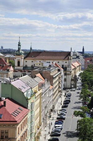 Stadtübersicht : Vom Turm des Neustädter Rathauses am Karlsplatz bietet sich ein guter Rundblick über die Altstadt von Prag. Bild: Blick auf die Häuser am Karlsplatz in der Neustadt